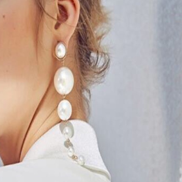 A pair of Faux pearl earrings - Picture 3 of 3